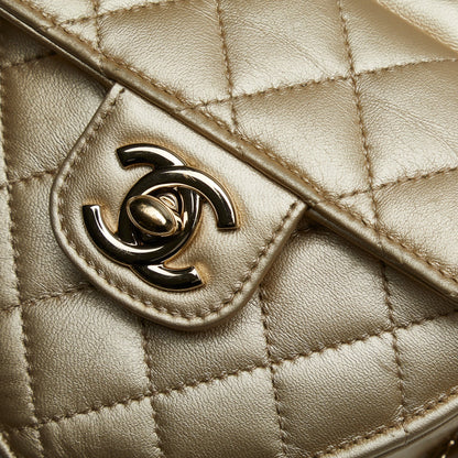 Pre-Owned Authenticated Chanel Mini CC in Love Heart Crossbody Lambskin Leather Gold Crossbody Bag Unisex (Good)